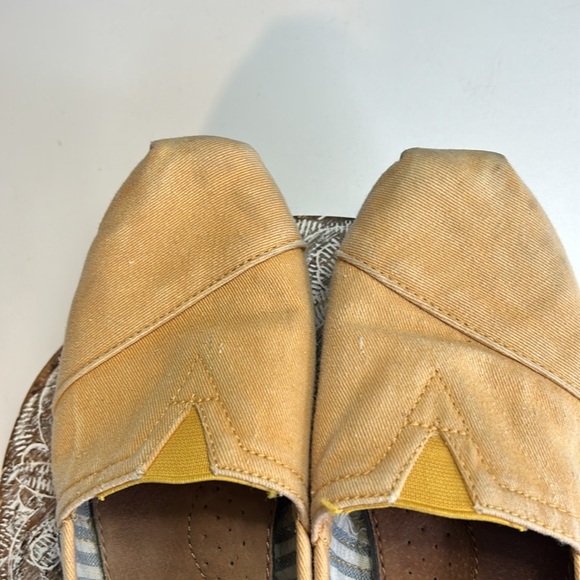 TOMS YELLOW SLIP ON FLATS SIZE 7.5 - Picture 5 of 9
